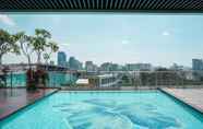 สระว่ายน้ำ 6 Best Studio at Menteng Park Apartment with Pool View By Travelio