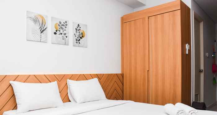 Kamar Tidur Pleasant Studio near Station at Patraland Urbano Apartment By Travelio