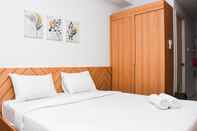 Kamar Tidur Pleasant Studio near Station at Patraland Urbano Apartment By Travelio