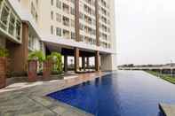 Kolam Renang Homey and Cozy Studio at Silk Town Apartment By Travelio