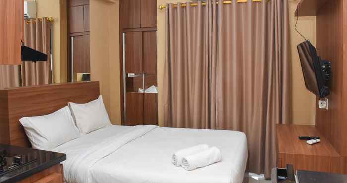 Bilik Tidur Good Choice Studio near Shopping Center at Green Pramuka Apartment By Travelio