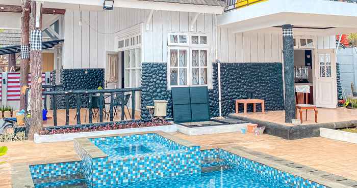 สระว่ายน้ำ VILLA SINDANG RESTU VILLA SR 11 PRIVATE POOL