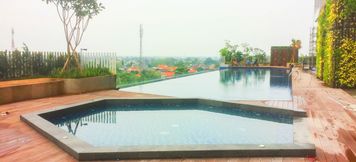 Kolam Renang 5 Cozy Studio Apartment at Springwood Residence Tangerang By Travelio