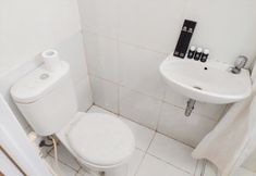 Toilet Kamar 3 Tidy and Minimalist Studio Apartment at Aeropolis Residence By Travelio