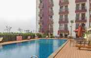 Kolam Renang 5 Fully Furnished Studio with Comfy Design Dave Apartment By Travelio