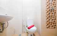 Toilet Kamar 3 Comfort and Tidy Studio with Bunk Bed at Dave Apartment By Travelio