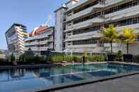 Kolam Renang Classic and Modern Studio Apartment at The Square Surabaya By Travelio