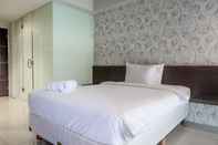 Kamar Tidur Classic and Modern Studio Apartment at The Square Surabaya By Travelio