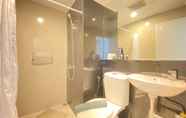 In-room Bathroom 5 Stylish and Deluxe 2BR at Grand Asia Afrika Apartment near Braga City Walk By Travelio