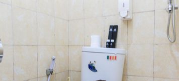 Toilet Kamar 5 Best 1BR+1 at Menara Latumenten Apartment Grogol By Travelio