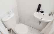 Toilet Kamar 2 Minimalist Compact Studio Apartment at Aeropolis Residence By Travelio