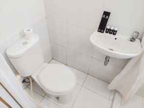 Toilet Kamar 4 Minimalist Compact Studio Apartment at Aeropolis Residence By Travelio