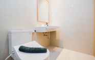 Toilet Kamar 4 Spacious 2BR Apartment at Sedayu City Suites Kelapa Gading By Travelio