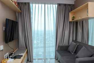 Ruang untuk Umum 4 Cozy Living 1BR Apartment at Grand Kamala Lagoon By Travelio