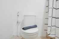 Toilet Kamar Comfy and Relax Studio at Sahid Metropolitan Apartment By Travelio