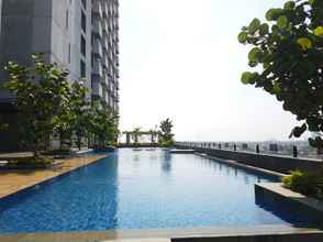 สระว่ายน้ำ 4 Simply and Cozy Studio Apartment Tree Park City Cikokol By Travelio