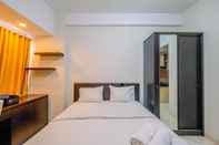 Kamar Tidur Cozy and Warm Studio Apartment at Margonda Residence 5 By Travelio