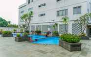 Kolam Renang 5 Cozy and Warm Studio Apartment at Margonda Residence 5 By Travelio