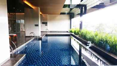 Kolam Renang 4 Wonderful Studio Apartment at Kemang Village By Travelio