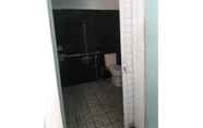 Toilet Kamar 5 Salma Homestay