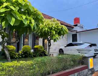 Bên ngoài 2 Bali Luxury Guest House Purwokerto