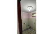 Toilet Kamar 3 Homestay Family96