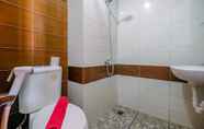 In-room Bathroom 4 Comfortable Studio at Margonda Residence 3 Apartment By Travelio