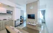 Kamar Tidur 2 Fully Furnished with Comfy Design Studio at Grand Kamala Lagoon Apartment By Travelio