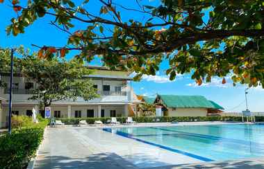 Swimming Pool 2 RedDoorz Plus @ Black Sand Beach Resort Bataan