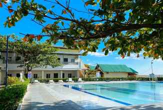 Swimming Pool 4 RedDoorz Plus @ Black Sand Beach Resort Bataan