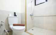 Toilet Kamar 6 Cozy and Tidy 2BR at Meikarta Apartment By Travelio