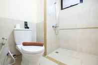 Toilet Kamar Cozy and Tidy 2BR at Meikarta Apartment By Travelio