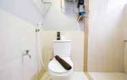 Toilet Kamar 4 Homey and Comfy Studio at Meikarta Apartment By Travelio