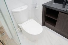 Phòng tắm bên trong Nice and Comfortable 1BR at Branz BSD Apartment By Travelio