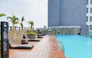สระว่ายน้ำ 4 Japanese Cozy Style Studio Apartment at Bintaro Embarcadero By Travelio