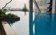 Kolam Renang 7 High Floor and Comfortable 1BR Paddington Heights Apartment By Travelio