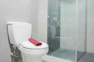 In-room Bathroom 4 High Floor and Comfortable 1BR Paddington Heights Apartment By Travelio