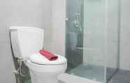 Toilet Kamar 4 High Floor and Comfortable 1BR Paddington Heights Apartment By Travelio