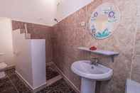 Phòng tắm bên trong Surya Amed Beach