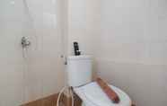 Toilet Kamar 2 Comfort Living Studio at Bassura City Apartment near Mall By Travelio