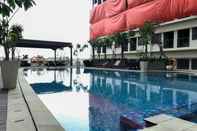 Kolam Renang Comfort and Simply Studio at Gateway Park Apartment By Travelio