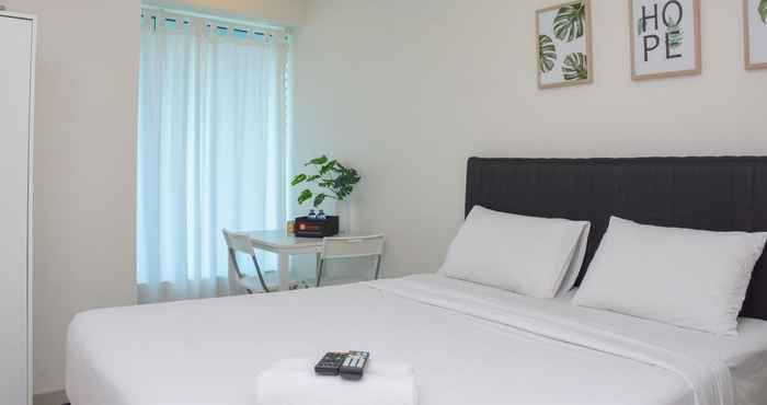 Kamar Tidur Nice and Comfort Studio at Grand Kamala Lagoon Apartment By Travelio