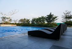 Kolam Renang 4 Minimalist Studio with City View at West Vista Apartment By Travelio