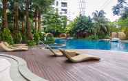 Hồ bơi 4 Best Modern 2BR The Mansion Kemayoran Apartment By Travelio