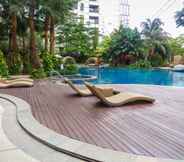 สระว่ายน้ำ 4 Best Modern 2BR The Mansion Kemayoran Apartment By Travelio