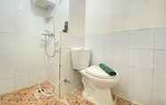 Toilet Kamar 5 Pleasant & Cozy 2BR Apartment at The Jarrdin Cihampelas By Travelio