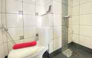 Toilet Kamar 5 Quite 2BR Apartment with AC in Living Room at The Jarrdin Cihampelas By Travelio