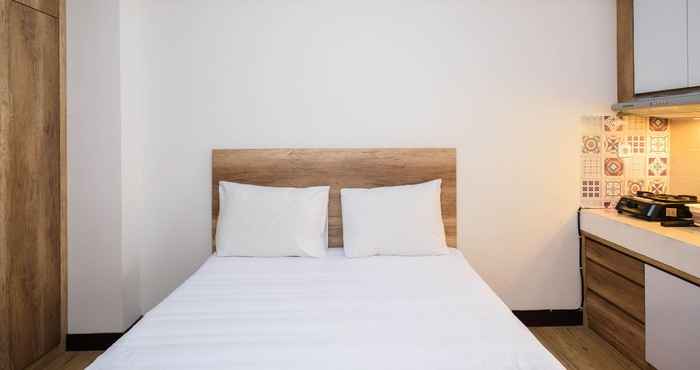 ห้องนอน Homey and Simple Studio Room at Cinere Resort Apartment By Travelio