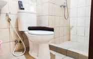 Toilet Kamar 4 Comfortable Studio Room Apartment at Vida View Makassar By Travelio