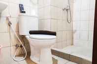 Toilet Kamar Comfortable Studio Room Apartment at Vida View Makassar By Travelio